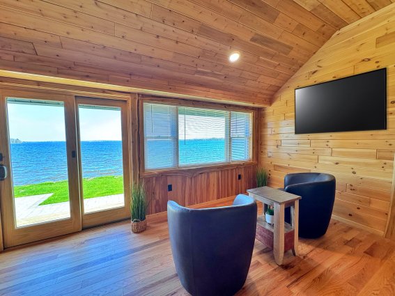 Lake Paradise Cottages large cottage sitting area