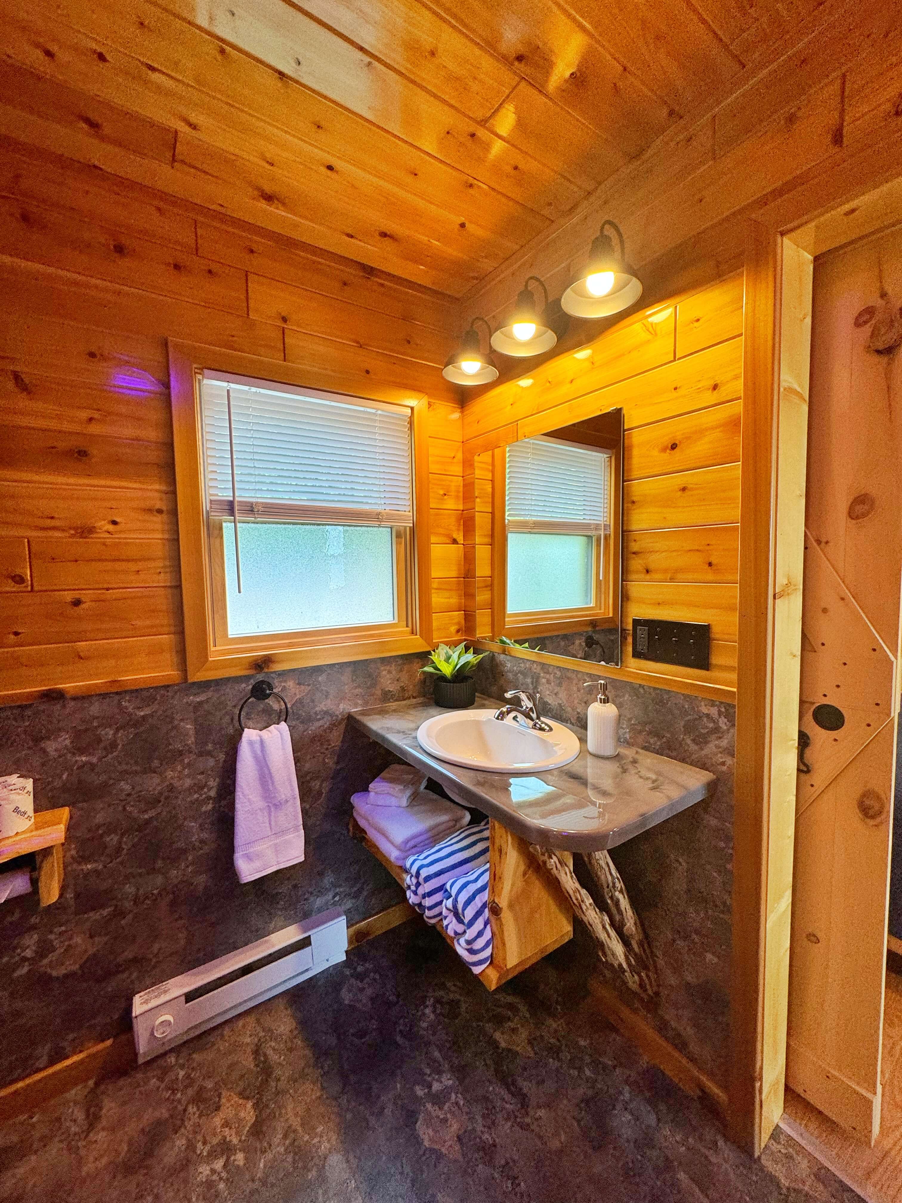 Lake Paradise Cottages distinctive bathrooms